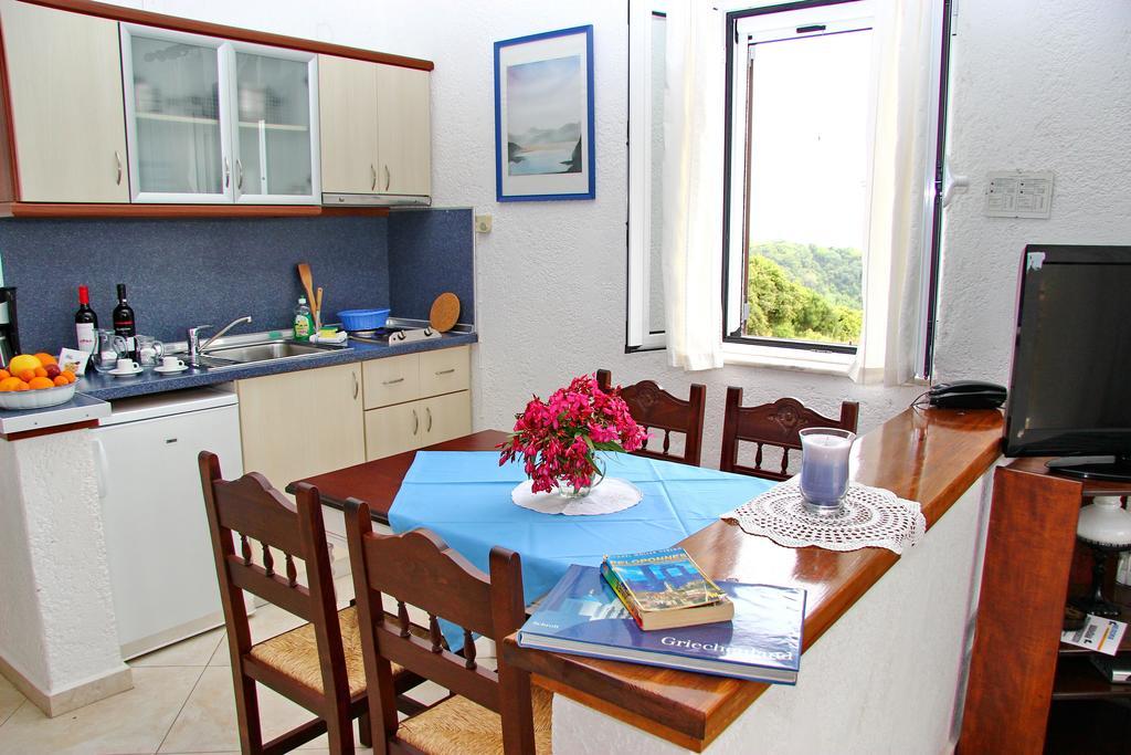 Helidonia Apartment Loutra Kyllinis Bagian luar foto